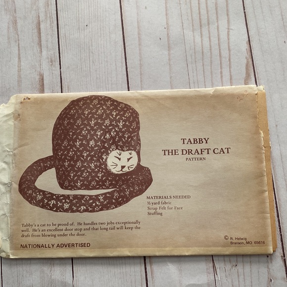 1980s Tabby the draft cat pattern and doorstop nostalgic sewing pattern Helwig - Picture 2 of 5